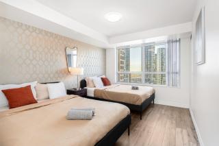 Luxe 3BR 2 Bath Condo Steps from Square one Mall - 8