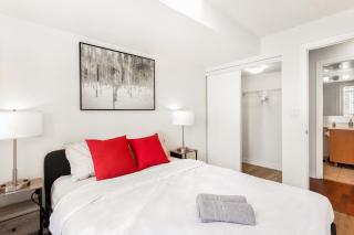 Luxe 3BR 2 Bath Condo Steps from Square one Mall - 7