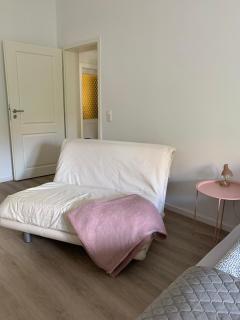 Erdgeschoss-Wohnung mit 2 Schlafzimmern, Balkon und Parkplatz - 0