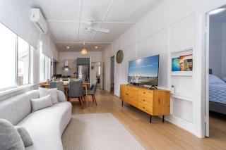 Relaxed Coastal Getaway Steps to Urangan Beach - 0