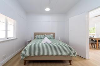 Relaxed Coastal Getaway Steps to Urangan Beach - 1