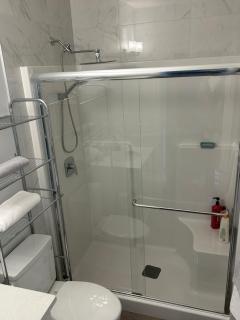 Brand-new Sunny Queen-size Bedroom with Private Bath - 4