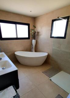 Contemporary lake-view villa - 3