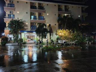 Ritzy House Hotel - 4