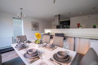 Luxury Deluxe Favoured Home - 4 bedroom - 10 Guests - Contractors Welcome - 6