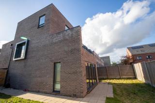 Luxury Deluxe Favoured Home - 4 bedroom - 10 Guests - Contractors Welcome - 4