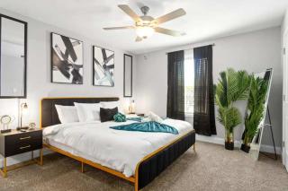 Modern Comforts in Clarksville - 9