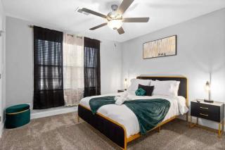 Modern Comforts in Clarksville - 7