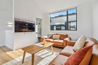 Chic Living in Town Centre on Sterling - 9