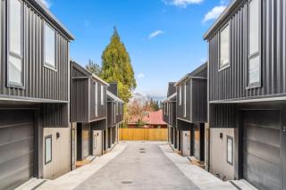 Chic Living in Town Centre on Sterling - 8