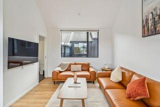 Chic Living in Town Centre on Sterling - 5