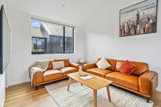 Chic Living in Town Centre on Sterling - 4