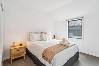 Chic Living in Town Centre on Sterling - 4