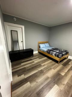 Room Near Downtown Hartford - 8