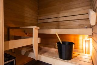 Modern central suite with sauna & parking hall - 8