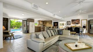 Modern Oasis w Pool Patio Lounge Mountain Views Palo Verde by AvantStay - 7
