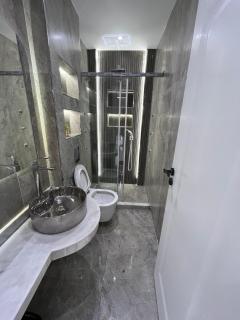 شقه فندقيه بأرقي حي بالدقي رقم 2 - 7