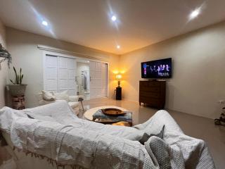 Comfy lakeside apartment - 0