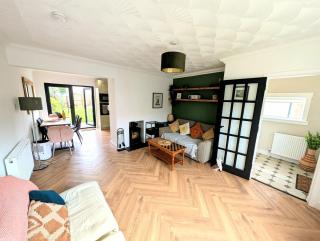 Cosy Family-Friendly Stay with 2-Sided Wood Burner in the City of Edinburgh - 8