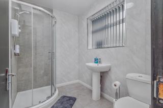 Modern 2BR Apartment Sheldon - 1