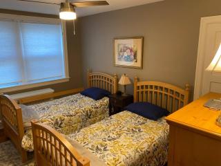 Bryn Mawr Spacious Grnd Floor Apt Free Parking - 2