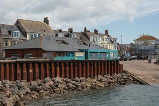 Seaside 5-Bed Coastal Getaway - 9