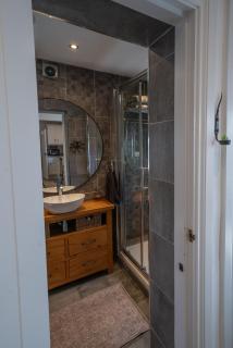Seaside 5-Bed Coastal Getaway - 8