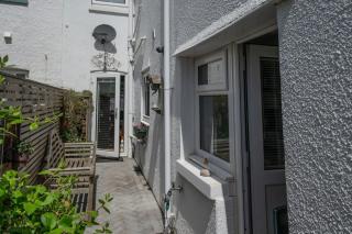 Seaside 5-Bed Coastal Getaway - 7