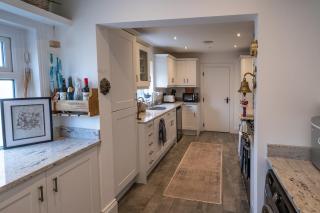 Seaside 5-Bed Coastal Getaway - 2