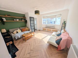 Cosy Family-Friendly Stay with 2-Sided Wood Burner in the City of Edinburgh - 7