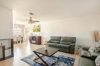 Charming 2 BDR House Close to Beaches & Shopping - 7