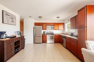 Charming 2 BDR House Close to Beaches & Shopping - 9