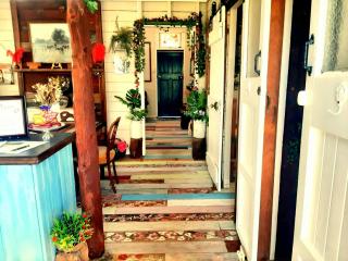 Rosewood Cottage -Entire 2 bedroom home with Netflix & WiFi - 7