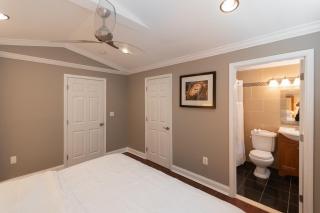 Minimalist Oasis just minutes metro - 4