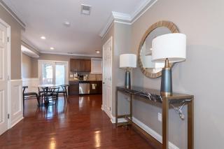 Minimalist Oasis just minutes metro - 3