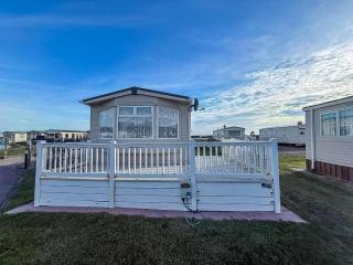 Ref 40035Nd - Superb Caravan With Decking & Free Wifi At North Denes Holiday Park - 2