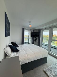 Luxury 1 bedroom Apartment, large balcony with Views Town Centre - 2