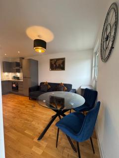 Luxury 1 bedroom Apartment, large balcony with Views Town Centre - 3