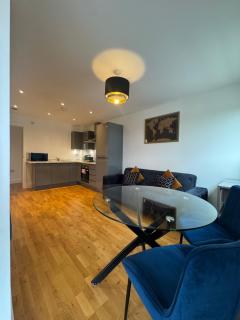 Luxury 1 bedroom Apartment, large balcony with Views Town Centre - 4