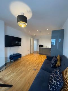 Luxury 1 bedroom Apartment, large balcony with Views Town Centre - 6