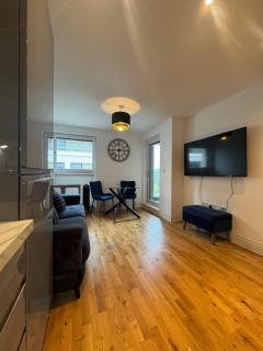 Luxury 1 bedroom Apartment, large balcony with Views Town Centre - 0