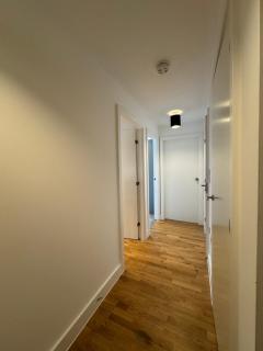 Luxury 1 bedroom Apartment, large balcony with Views Town Centre - 9
