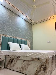 Mid Way Taj Home Stay Agra - 2