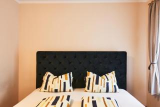 Silent Apartments in Historic Building w Free Parking - 9