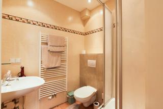 Silent Apartments in Historic Building w Free Parking - 4