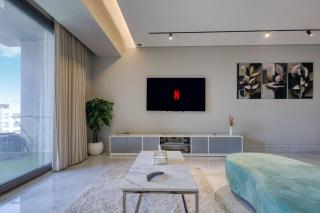 Elegant Garden & Pool View 2-BR Apt - Silverpalm - 3