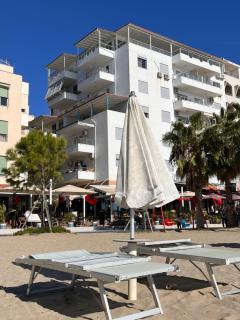 Sun, Sea and Serenity - Beachfront Apt with Sunset Views and Soothing Waves - Durrës - 2