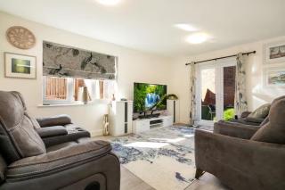 Pass the Keys Elegant Townhouse with Garden Wi-Fi Work Space - 0