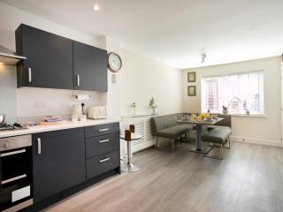 Pass the Keys Elegant Townhouse with Garden Wi-Fi Work Space - 6
