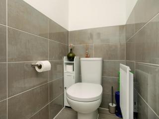 Pass the Keys Elegant Townhouse with Garden Wi-Fi Work Space - 2